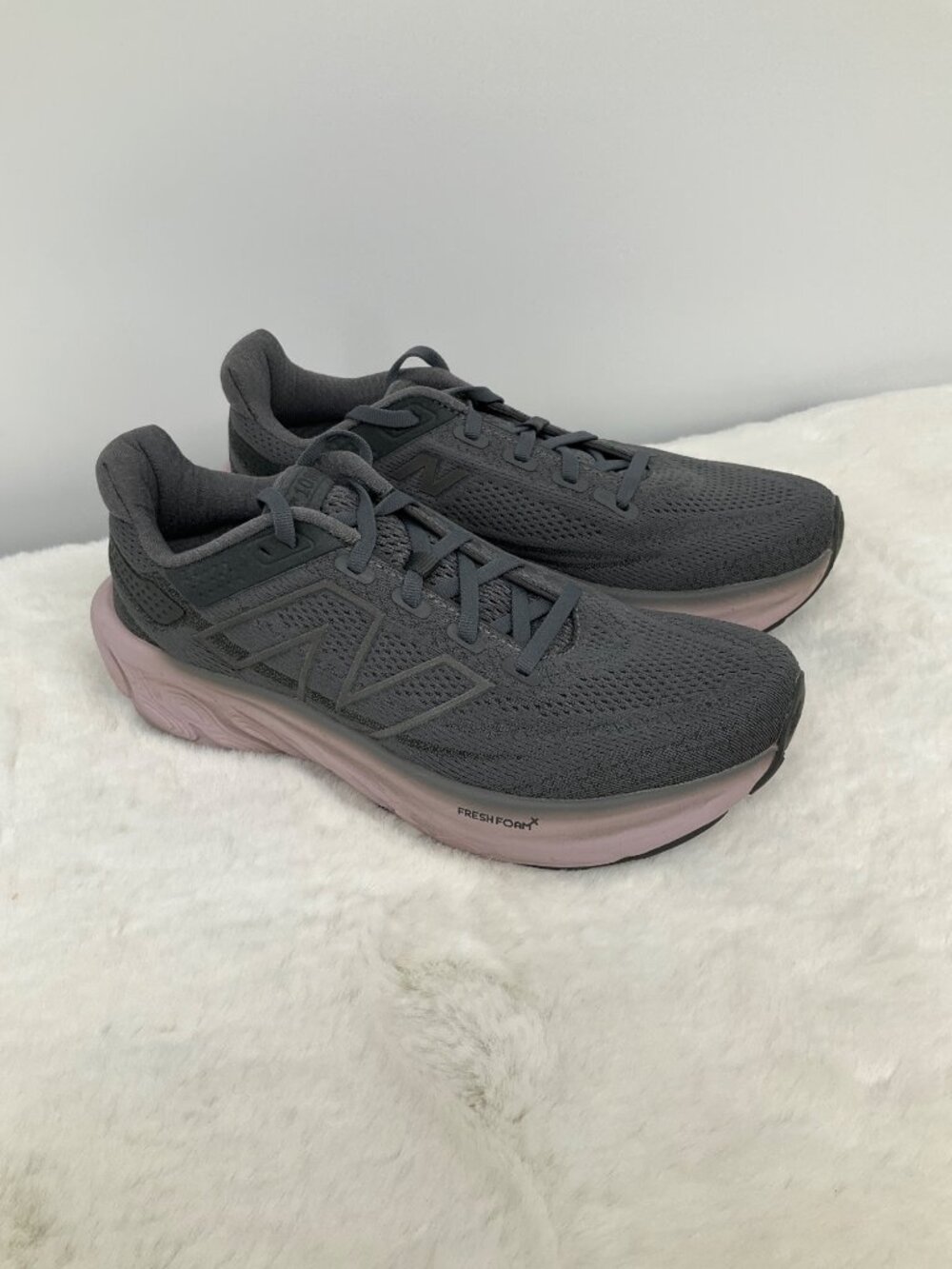NEW BALANCE size 8.5 B Women’s fresh foam x w1080z13 running shoes in grey/ purp - Picture 2 of 8